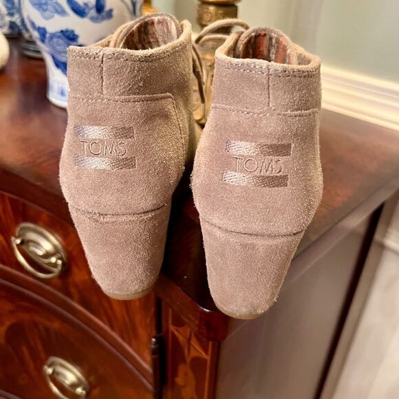 TOMS Desert Wedge Bootie Boots Size 8.5 M in Taupe Suede Worn Once - Picture 5 of 7